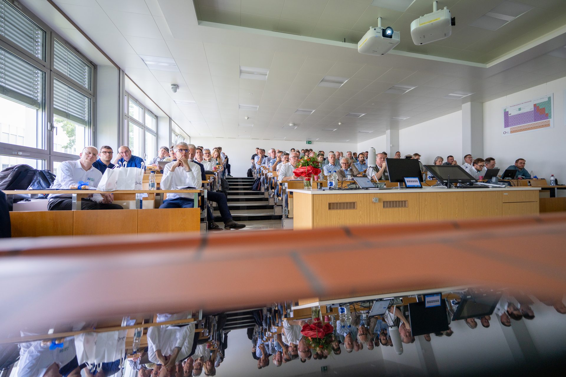 Referent im hellen Seminarraum – Veranstaltungsfotografie OST PTX 2026