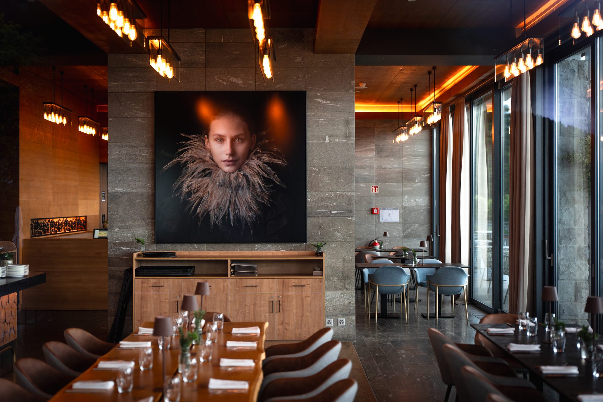 Elegantes Abendrestaurant mit grossformatiger Porträtkunst – Eventfotografie Lawyers Outing Villars, kordial