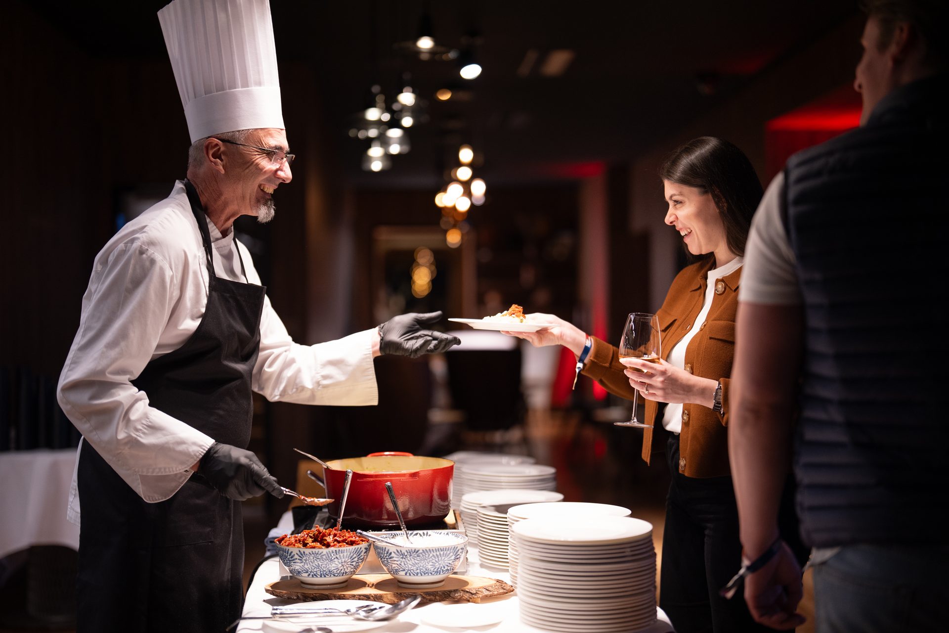 Koch serviert Gäste am Buffet beim Networking-Abend Villars – Eventfotografie kordial
