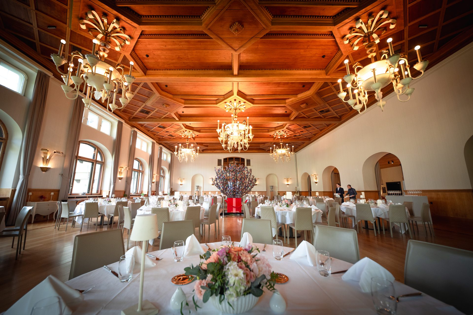 Historischer Festsaal mit Holzkassettendecke und Kristallkronleuchtern – Eventfotografie Lawyers Outing Villars