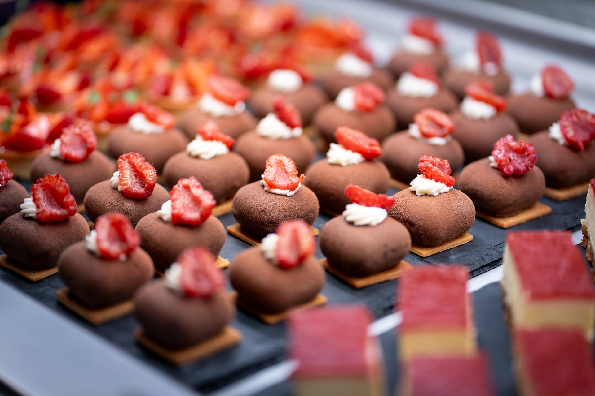 Dessertbuffet mit Schokoladengebäck und Erdbeeren – Gastronomie-Event Lawyers Outing Villars, kordial